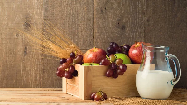 Milchkanne Und Kiste Mit Früchten Auf Holztisch Jüdischer Feiertag Shavuot — Stockfoto