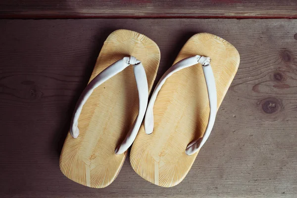 Traditionelle Japanische Sandalen Über Holzgrund — Stockfoto