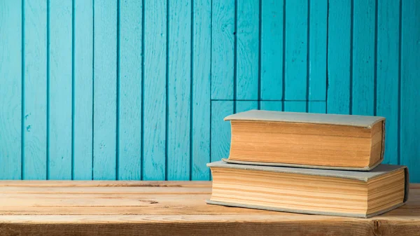 Vieux livres vintage sur table en bois — Photo