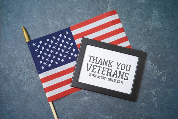 Jour des vétérans fond avec cadre photo et drapeau des États-Unis. Vue du dessus — Photo
