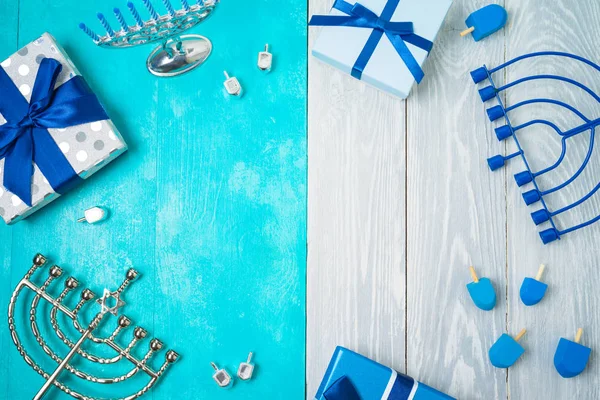 Yahudi bayramı Hanuka arkaplanı, menoralar, hediye kutuları ve — Stok fotoğraf