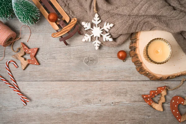 Kerstvakantie hygge achtergrond met kaarsen en decoraties o — Stockfoto