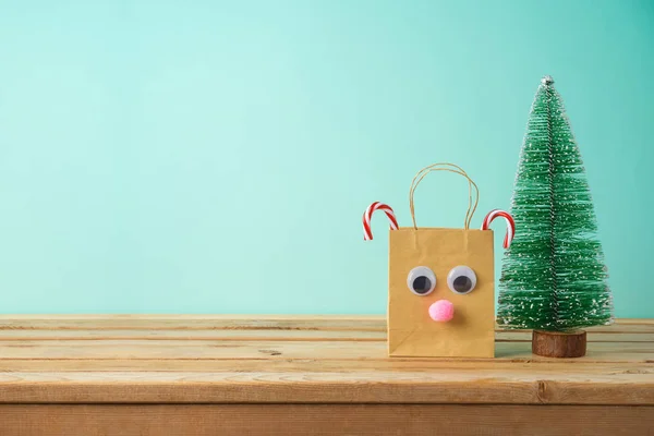 Fondo navideño con bolsa de papel como lindo reno cha — Foto de Stock