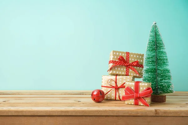 Fondo de vacaciones de Navidad con cajas de regalo y pino en wo — Foto de Stock