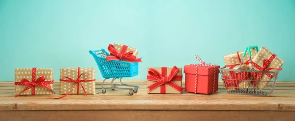 Winterurlaub Verkaufskonzept mit Geschenkboxen auf Holztisch. — Stockfoto