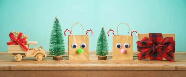 Vánoční dovolená pozadí s papírové tašky, dárkové krabice a pin — Stock fotografie