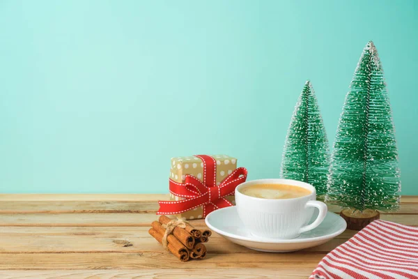 Jul semester bakgrund med kaffekopp, presentförpackning och tall — Stockfoto