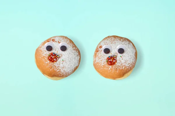 유대 명절 하누카 (Hanukkah) 귀여운 전통 도넛 sufganiyot chara — 스톡 사진