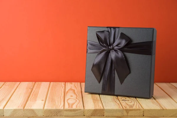 Μαύρο Frifay έννοια πώληση με κουτί δώρου σε ξύλινο τραπέζι — Φωτογραφία Αρχείου