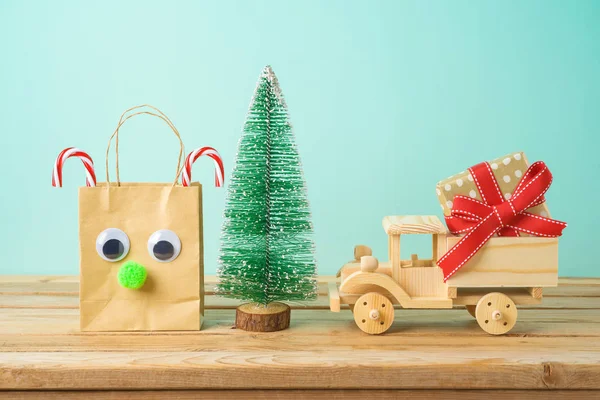 Vánoční dovolená pozadí s papírovou taškou, dárková krabice v hračky tru — Stock fotografie