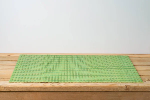 Empty wooden table with green bamboo placemat. Chinese kitchen o — Stock Photo, Image