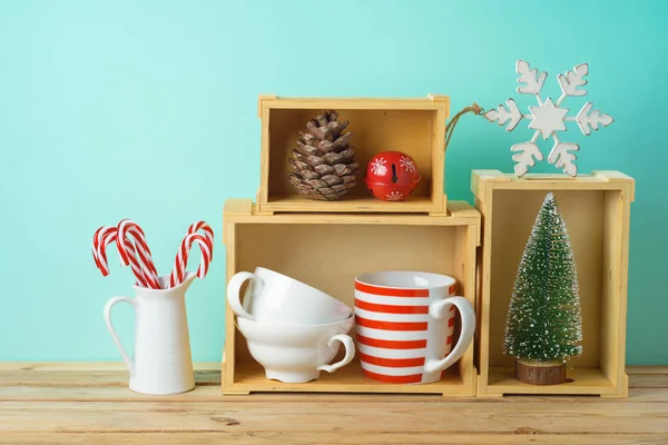 Kerstvakantie concept met kopjes, decoraties en dennenboom o — Stockfoto