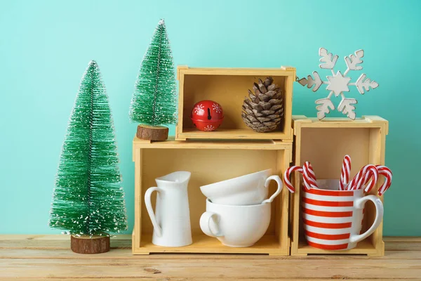 Concept de vacances de Noël avec tasses, décorations et pin o — Photo