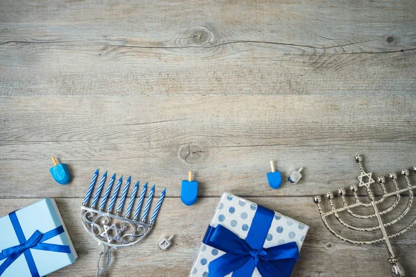 Festa ebraica Hanukkah sfondo con menorah, scatole regalo e — Foto Stock