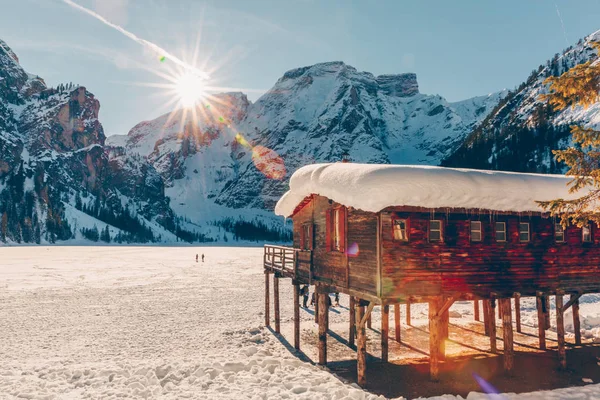 Paisaje invernal con lago y montañas Dolomitas. Viajes y t —  Fotos de Stock