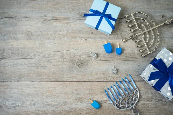 Festa ebraica Hanukkah sfondo con menorah, scatole regalo e — Foto Stock