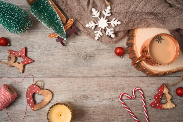 Kerstvakantie hygge achtergrond met koffiebeker, kaars en d — Stockfoto