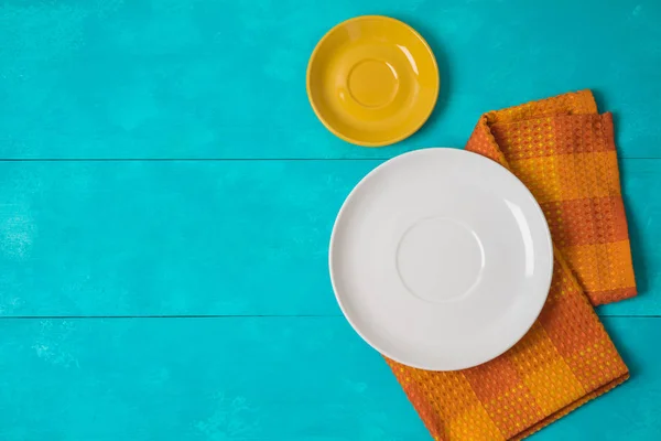Empty plate with tablecloth on wooden blue table. — Stock Photo, Image