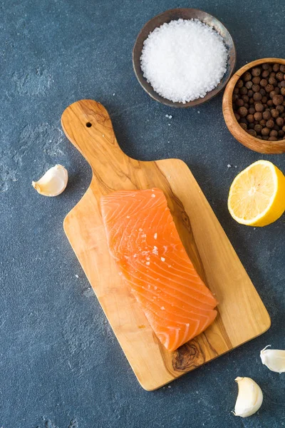 Yiyecek ve sağlıklı beslenme konsepti. Taze somon balığı filetosu. — Stok fotoğraf