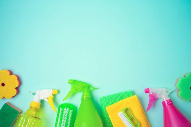 Mavi arka plandaki malzemelerle bahar temizliği konsepti. Üst 