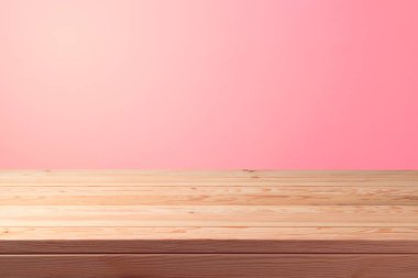 Pembe arka planda boş ahşap masa. Sevgililer Günü konsepti 