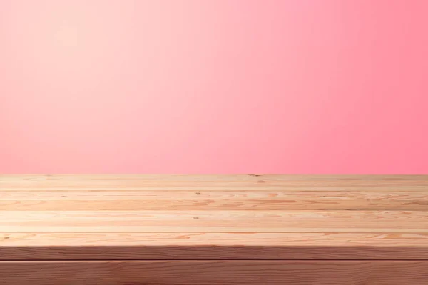 Mesa de madera vacía sobre fondo rosa. Concepto de San Valentín — Foto de Stock