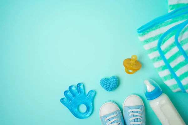 Baby-Accessoires auf blauem Hintergrund. Draufsicht von oben — Stockfoto