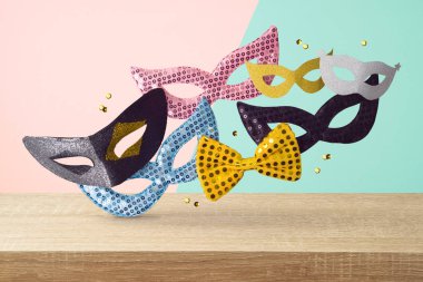Karnaval yaratıcı konsept geçmişi. Maske sekme üzerinde yükseltiliyor