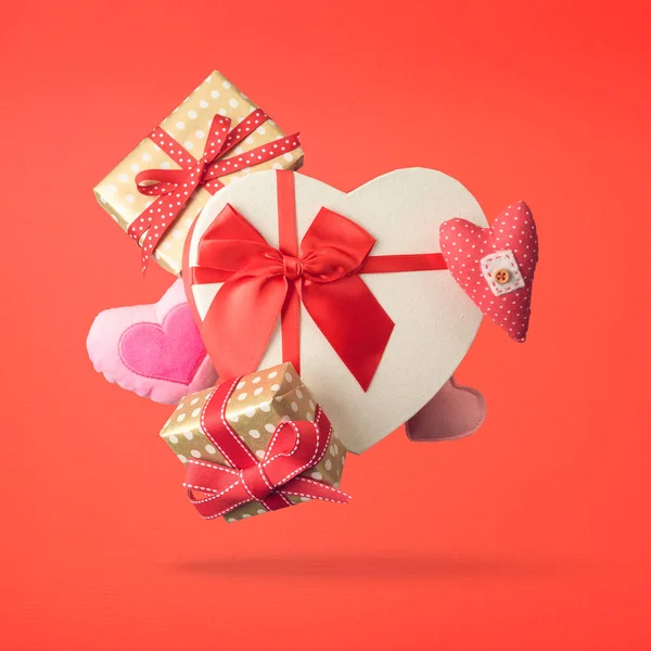 Valentines den kreativní kompozice s tvary srdce a dárek b — Stock fotografie