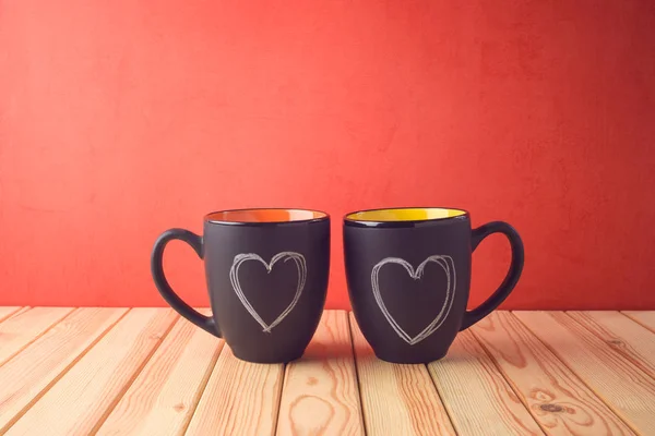 Concepto de San Valentín con tazas de café de pizarra y sha corazón — Foto de Stock