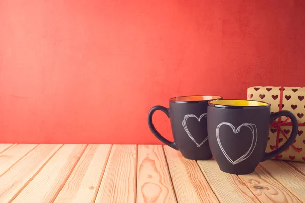 Conceito de dia dos namorados com canecas de café quadro-negro, formas de coração — Fotografia de Stock
