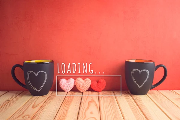Valentýn koncept s tabulí hrnečky kávy, srdce tvary — Stock fotografie
