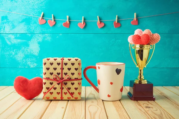Valentýn koncept s šálkem kávy, trofej ocenění, dárková krabička — Stock fotografie