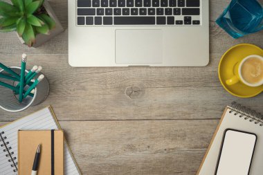 Dizüstü bilgisayarlı, not defterli ofis çalışma masası arka planı