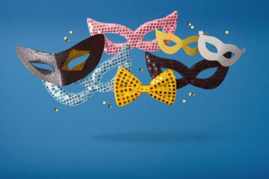 Karnaval yaratıcı konsept geçmişi. Mavi b üzerinde yükselen maske