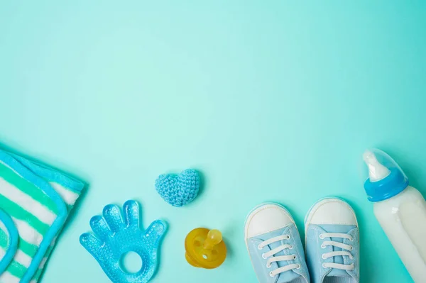 Baby-Accessoires auf blauem Hintergrund. Draufsicht von oben — Stockfoto