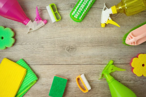 Concepto de limpieza de primavera con suministros sobre fondo de madera . — Foto de Stock