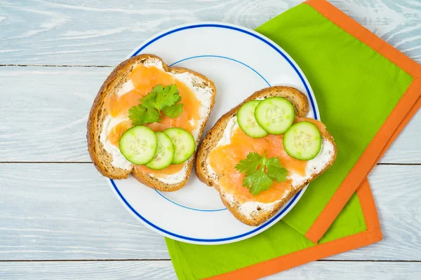 Ernährung und gesundes Essen. Räucherlachs-Sandwich mit Cre — Stockfoto
