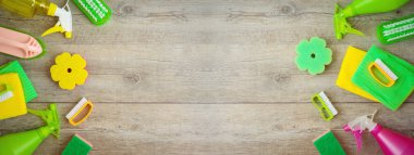 Ahşap arka planda malzemelerle bahar temizliği kavramı. Buraya...