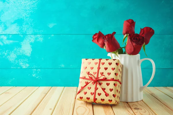 Концепция Дня Святого Валентина с подарочной коробкой и розовым цветочным бокетом на — стоковое фото