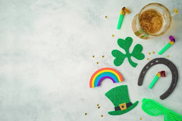 St Patricks conceito feriado dia com amuletos da sorte, shamrock e — Fotografia de Stock