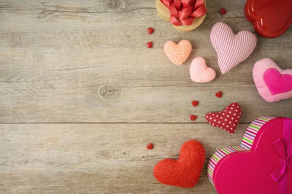 Valentijnsdag achtergrond met hartvormen en geschenkdozen. Bovenkant — Stockfoto