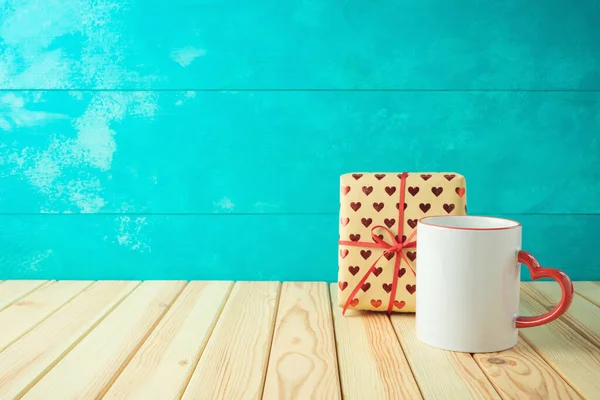 Valentines day concept with coffee cup mock up and gift box on w — Stock Photo, Image