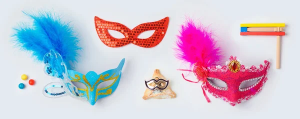 Židovská dovolená Purim koncept s karnevalovou maskou a hamantaschen — Stock fotografie