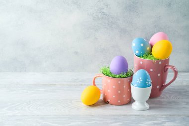 Paskalya bayramı arkaplanı, tahta masada paskalya yumurtaları.