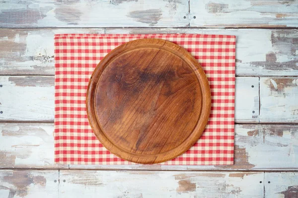 Kulatá Pizza Deska Červeným Kostkovaným Ubrusem Rustikálním Dřevěném Stole Kuchyně — Stock fotografie