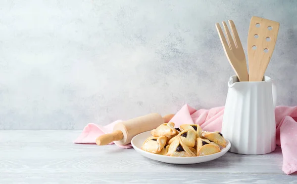 Yahudi Bayramı Purim Kutlamaları Ahşap Masada Hamantaschen Kurabiyeleri Yemek Tarifi — Stok fotoğraf