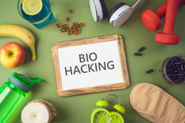 Spor egzersizi, sağlıklı beslenme, uyku, müzik ve vitaminle biyohack konsepti. Yukarıdan üst görünüm