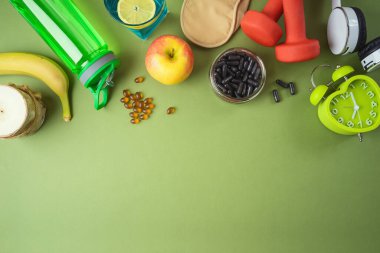 Spor egzersizi, sağlıklı beslenme, uyku, müzik ve vitaminle biyohack konsepti. Yukarıdan üst görünüm