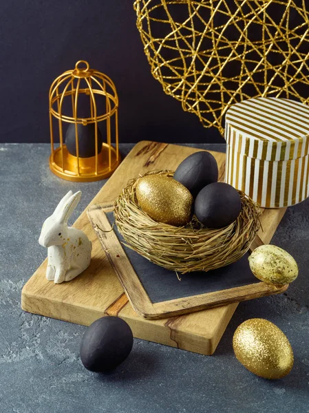 Decorazioni Natalizie Pasquali Con Uova Pasqua Dorate Nere Sfondo Elegante — Foto Stock